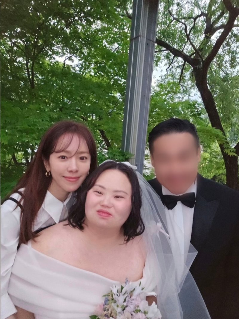 한지민, '쌍둥이 언니' 정은혜 결혼식 참석 "축하해"