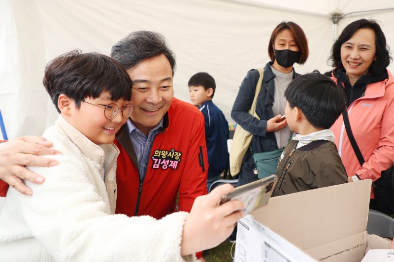 [의왕=뉴시스] 축제에 참석한 김성제 경기 의왕시장이 어린이들과 재미나게 어울려 기념 촬영을 하고 있다. (사진=의왕시 제공) 2025.05.04. photo@newsis.com