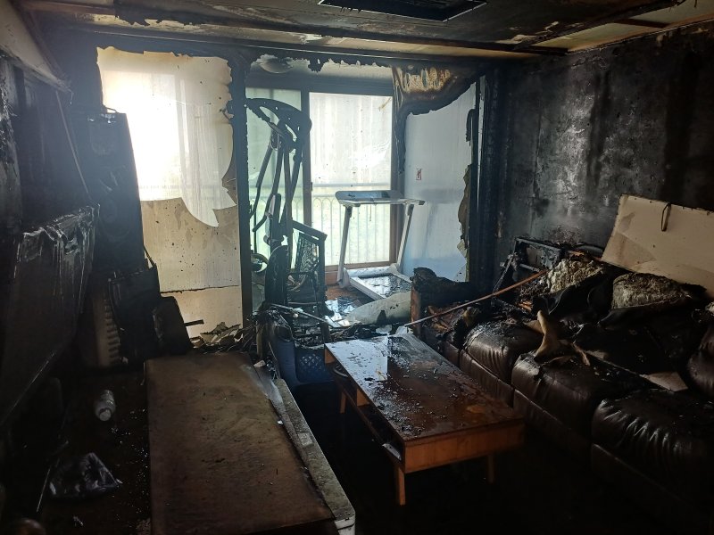 [서산=뉴시스] 4일 오후 1시43분께 충남 서산시 인지면의 한 13층짜리 아파트 8층에서 불이 나 거실 내부를 태운 모습. (사진=서산소방서 제공) 2025.05.04. photo@newsis.com *재판매 및 DB 금지
