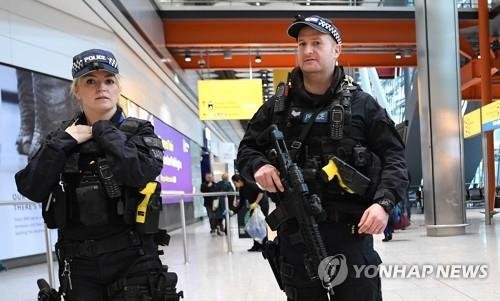 런던 무장 경찰 (출처=연합뉴스)