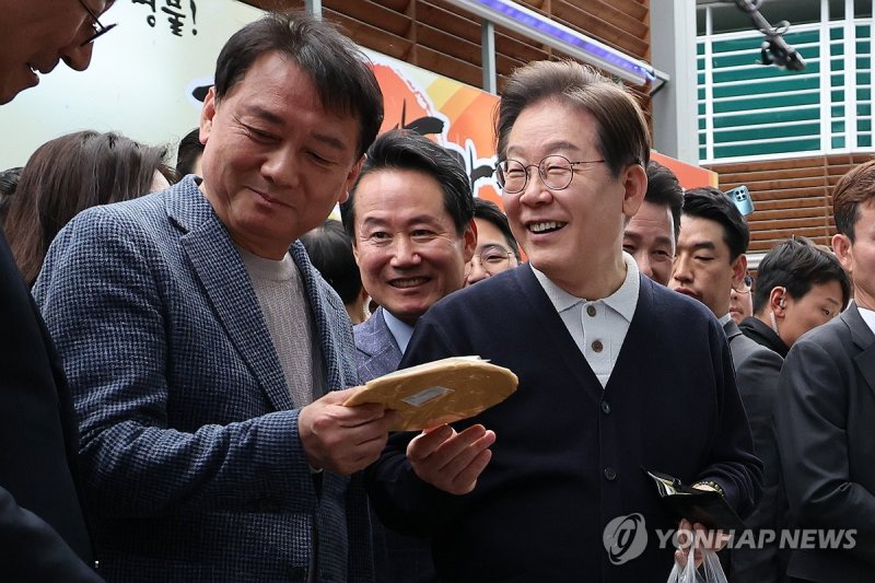 영월 장터 찾은 이재명 후보 (출처=연합뉴스)