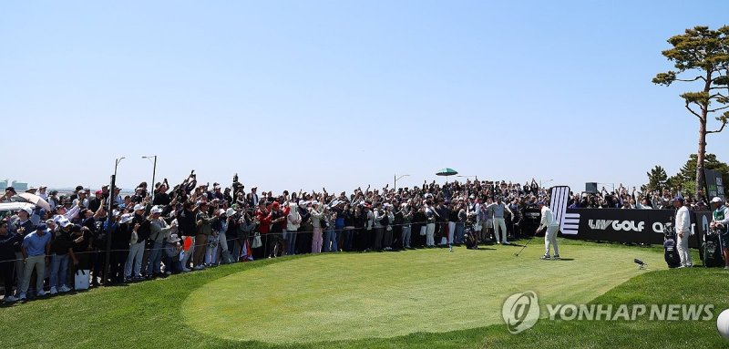 구름 관중 속 티샷하는 디섐보 (출처=연합뉴스)