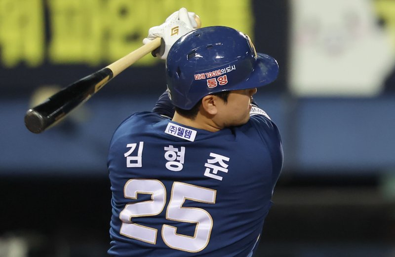24일 오후 서울 송파구 잠실야구장에서 열린 프로야구 '2024 신한 SOL 뱅크 KBO리그' NC 다이노스와 두산 베어스의 경기, 6회초 2사 2루 상황에서 NC 김형준이 1타점 적시타를 치고 있다. 2024.9.24/뉴스1 ⓒ News1 김도우 기자