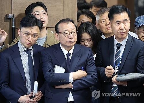무소속 한덕수 대선 예비후보 캠프 이정현 대변인(가운데) (출처=연합뉴스)