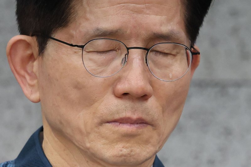 [포천=뉴시스] 권창회 기자 = 김문수 국민의힘 대선 후보가 4일 경기 포천시 한센인마을을 방문해 간담회를 갖고 마을주민이 쓴 편지를 들으며 눈물을 흘리고 있다. 2025.05.04. kch0523@newsis.com