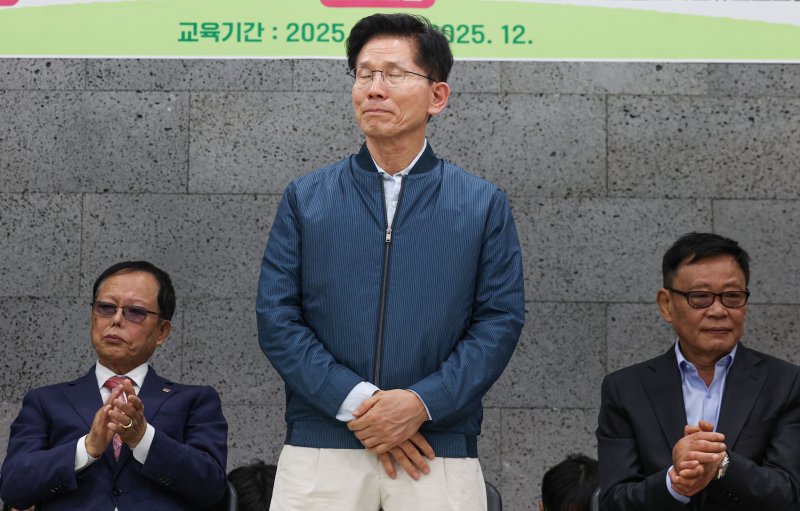 [포천=뉴시스] 권창회 기자 = 김문수 국민의힘 대선 후보가 4일 경기 포천시 한센인마을을 방문해 간담회를 갖고 인사말 도중 감정에 복받쳐오르고 하고 있다. 2025.05.04. kch0523@newsis.com