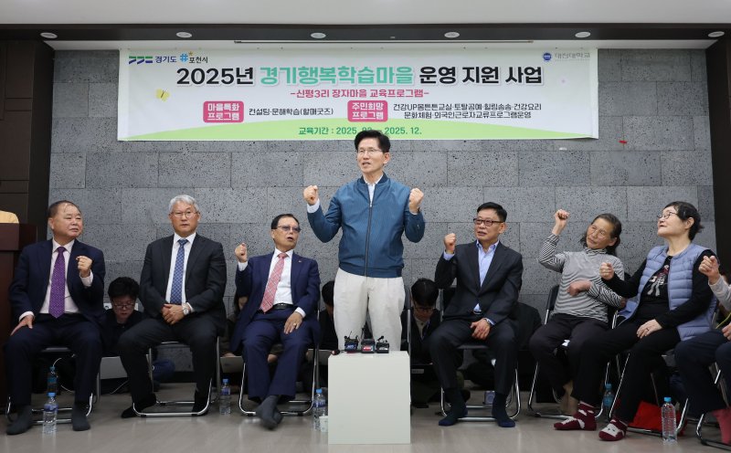 [포천=뉴시스] 권창회 기자 = 김문수 국민의힘 대선 후보가 4일 경기 포천시 한센인마을을 방문해 간담회를 갖고 마을주민들과 구호를 외치고 있다. 2025.05.04. kch0523@newsis.com