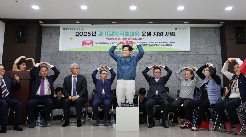 [포천=뉴시스] 권창회 기자 = 김문수 국민의힘 대선 후보가 4일 경기 포천시 한센인마을을 방문해 간담회를 갖고 마을주민들에게 하트표시를 하고 있다. 2025.05.04. kch0523@newsis.com
