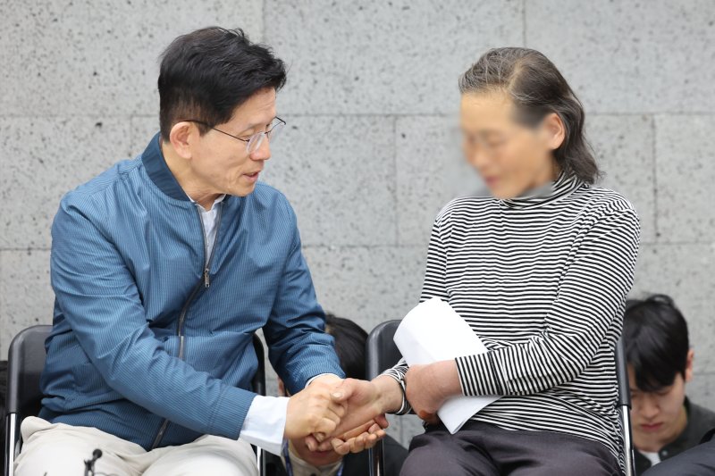 [포천=뉴시스] 권창회 기자 = 김문수 국민의힘 대선 후보가 4일 경기 포천시 한센인마을을 방문해 간담회를 갖고 주민 편지 낭독을 들은 뒤 주민 손을 잡아주고 있다. 2025.05.04. kch0523@newsis.com
