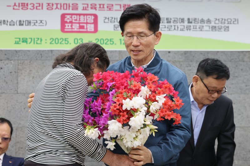 [포천=뉴시스] 권창회 기자 = 김문수 국민의힘 대선 후보가 4일 경기 포천시 한센인마을을 방문해 간담회를 갖고 주민 편지 낭독을 들은 뒤 꽃다발을 선물 받으며 눈시울을 붉히고 있다. 2025.05.04. kch0523@newsis.com