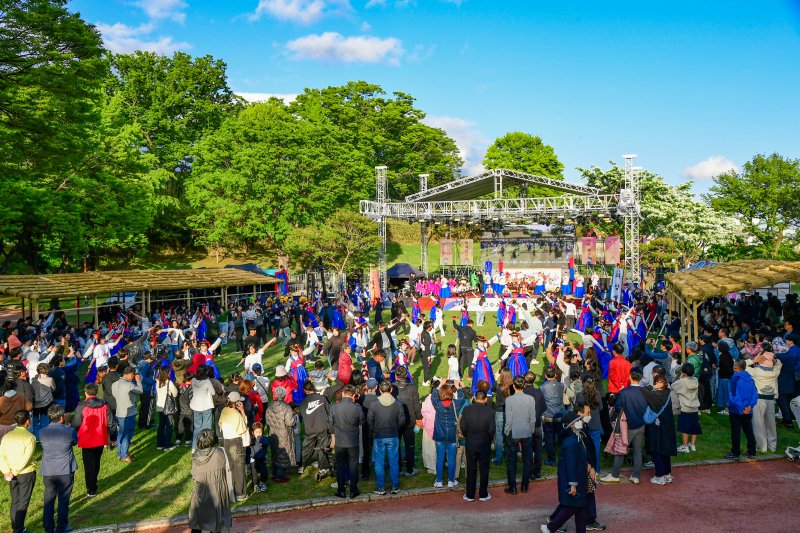 진주성을 찾은 방문객들이 논개제 행사를 관람하고 있다. 2025.5.4/뉴스1 한송학기자