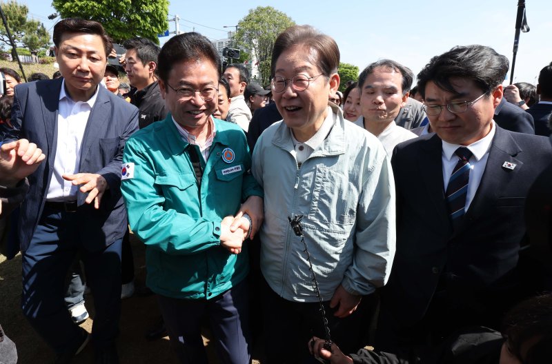 [영주=뉴시스] 조성봉 기자 = 민심을 청취하는 '경청 투어'에 나선 이재명 더불어민주당 대선후보가 4일 경북 영주 문정둔치에서 열린 한국선비문화축제 현장에서 이철우 경북도지사와 악수를 하고 있다. 2025.05.04. suncho21@newsis.com