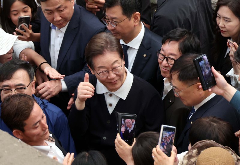 [단양=뉴시스] 조성봉 기자 = 민심을 청취하는 '경청 투어'에 나선 이재명 더불어민주당 대선후보가 4일 충북 단양구경시장에서 시민들에게 인사를 하고 있다.2025.05.04. suncho21@newsis.com
