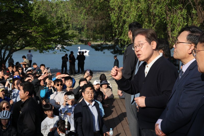 [제천=뉴시스] 조성봉 기자 = 민심을 청취하는 '경청 투어'에 나선 이재명 더불어민주당 대선후보가 4일 충북 제천 의림지에서 즉흥 연설을 하고 있다.2025.05.04. suncho21@newsis.com