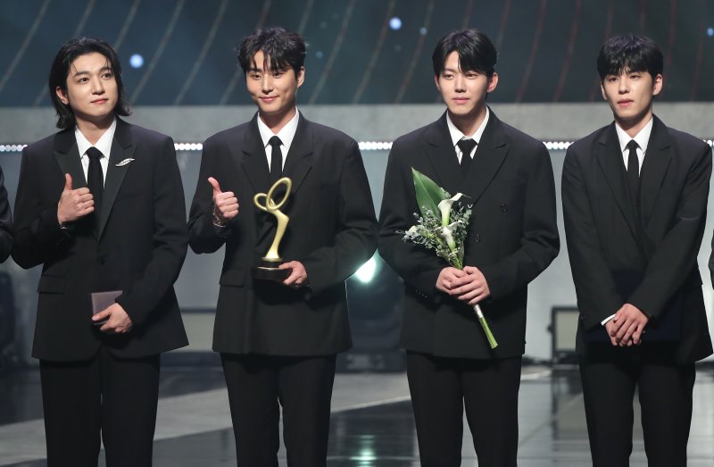 데이식스, 자카르타 폭우로 공연 지연…JYP "책임 통감"