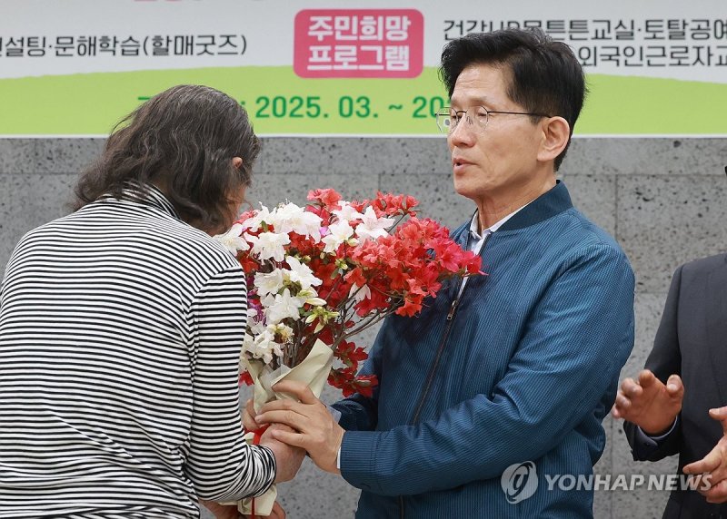 한센인 마을 주민으로부터 꽃다발 받는 국민의힘 김문수 후보 (출처=연합뉴스)