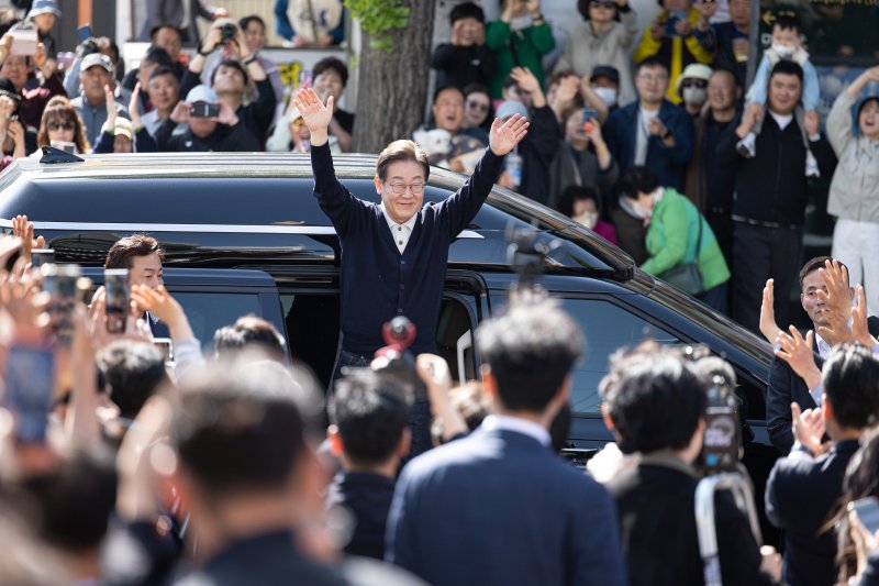 '골목골목 경청투어 : 단양팔경편'에 나선 이재명 더불어민주당 대통령 후보가 4일 오후 강원 영월군 영월서부시장에 도착해 시민들에게 인사하고 있다. 2025.5.4/뉴스1 ⓒ News1 이재명 기자