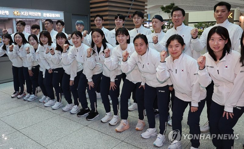 파이팅 외치는 배드민턴 국가대표팀 (출처=연합뉴스)