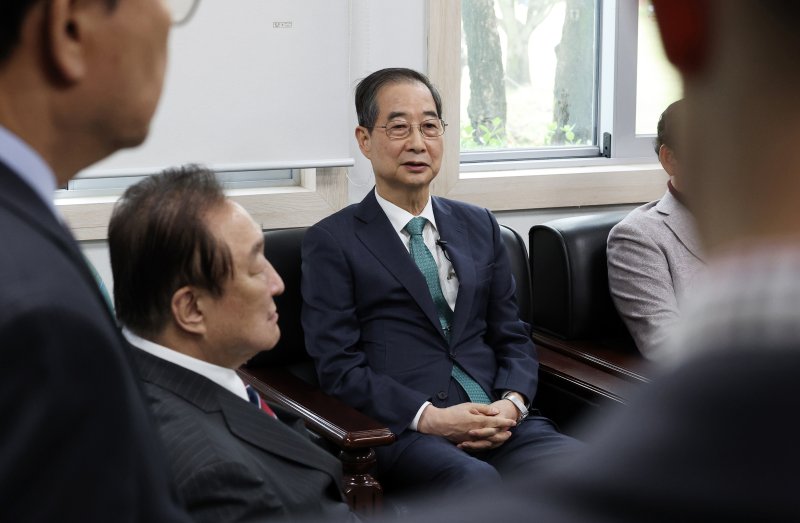 한덕수 무소속 대선 예비후보가 3일 오후 서울 영등포구 헌정회에서 정대철 헌정회장을 예방하며 대화를 나누고 있다. 2025.5.3/뉴스1 ⓒ News1 오대일 기자