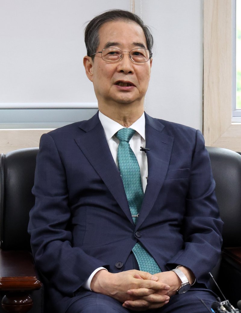 [서울=뉴시스] 추상철 기자 = 대선 출마를 선언한 한덕수 전 국무총리가 3일 오후 서울 영등포구 여의도 국회 헌정기념관에서 정대철 헌정회장을 예방하고 있다. 2025.05.03. scchoo@newsis.com