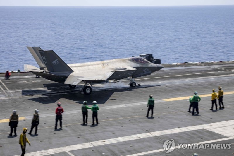 미 항모 USS 칼빈에서 출격하는 F-35C (출처=연합뉴스)