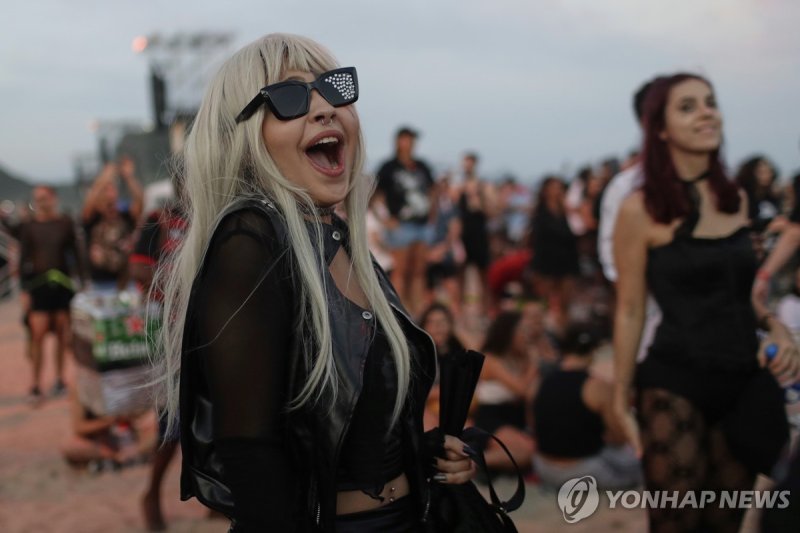 3일(현지시간) 레이디 가가 브라질 공연을 기다리는 팬 (출처=연합뉴스)