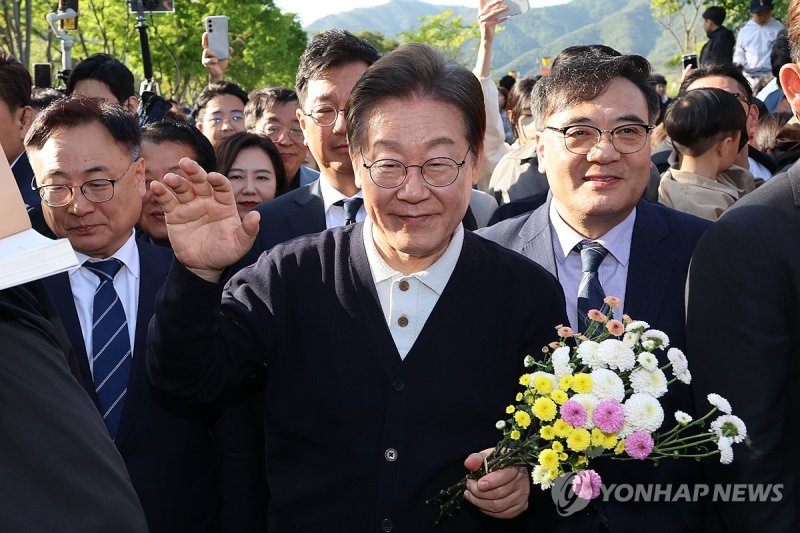 지지자들에게 인사하는 이재명 후보 (출처=연합뉴스)