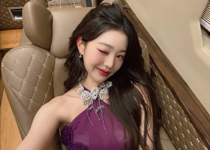 장원영, 홀터넥 원피스+비현실적 다리 길이…'인형 비주얼'