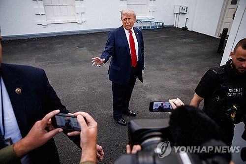 기자 질문에 답변하는 트럼프 (출처=연합뉴스)