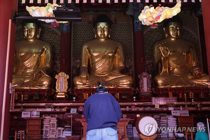 부처님오신날 앞두고 조계사 찾은 불자들 (출처=연합뉴스)