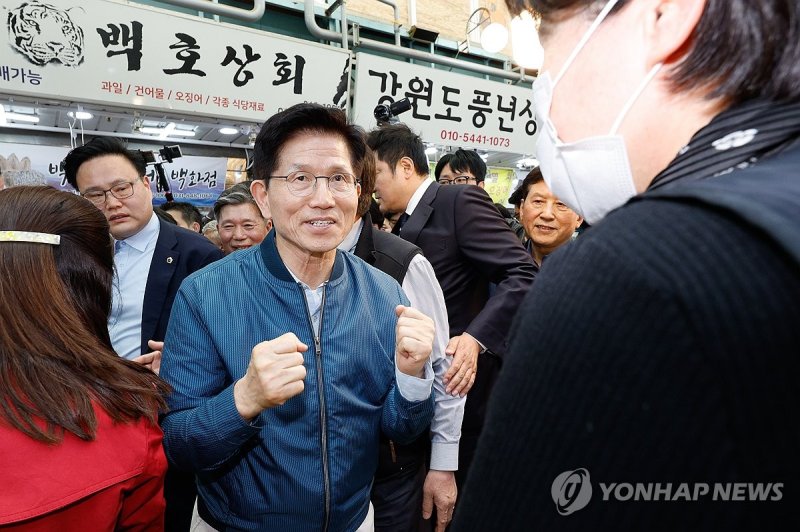 상인 격려하는 국민의힘 김문수 후보 (출처=연합뉴스)
