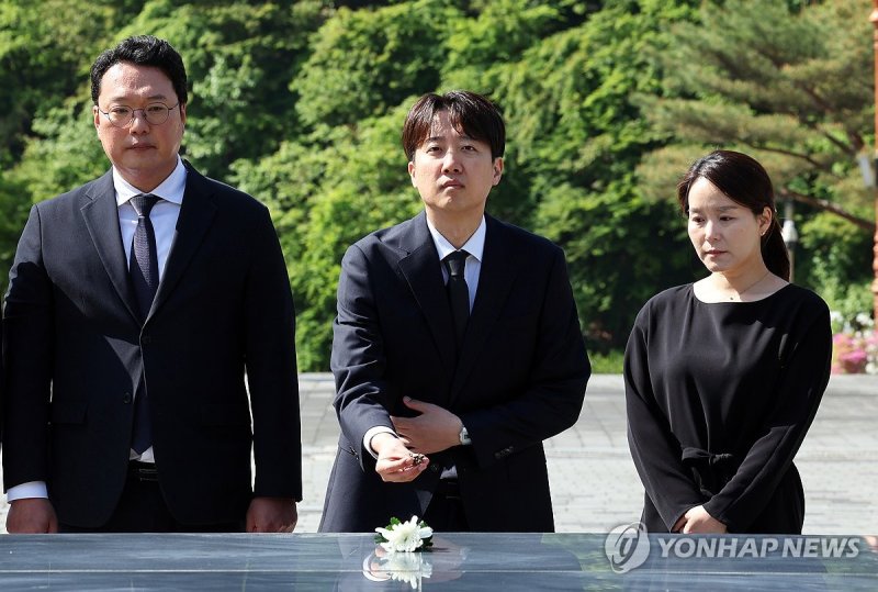 참배하는 이준석 대선 후보 (출처=연합뉴스)