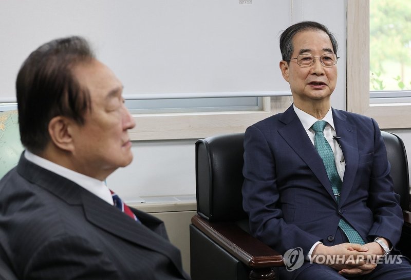 정대철 헌정회장 만난 한덕수 전 총리 (출처=연합뉴스)