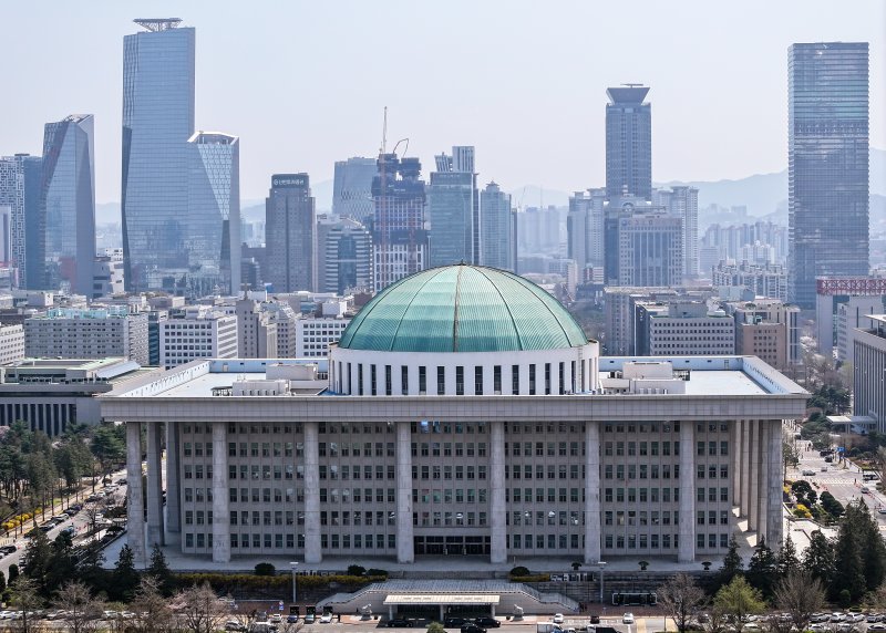 서울 영등포구 여의도에서 드론으로 촬영한 국회의사당 전경. 2025.4.8/뉴스1 ⓒ News1 김진환 기자