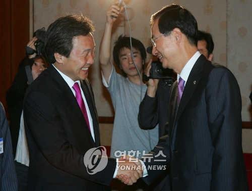 2007년 6월 행사장에서 악수하는 손학규와 한덕수 (출처=연합뉴스)