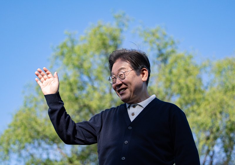 '골목골목 경청투어 : 단양팔경편'에 나선 이재명 더불어민주당 대통령 후보가 4일 오후 충북 제춘구 의림지에서 연설을 하기 위해 단상을 오르고 있다. 2025.5.4/뉴스1 ⓒ News1 이재명 기자