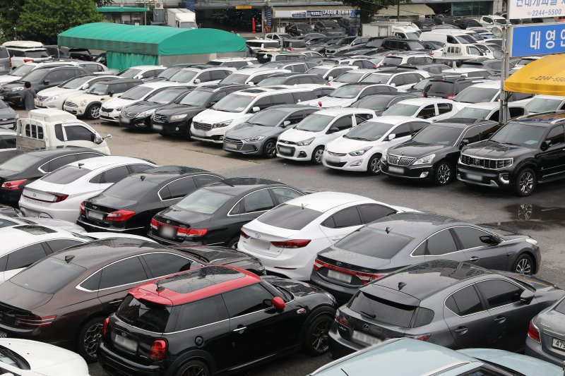 서울 성동구 장안평 중고차매매단지에 중고차들이 주차돼 있다. 2022.8.7/뉴스1 ⓒ News1 임세영 기자