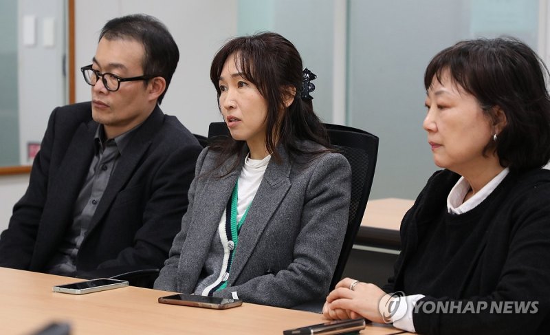 연합뉴스와 인터뷰 중인 몽테뉴해외입양연대 대표 등 3인 (출처=연합뉴스)