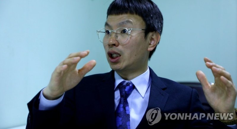 연합뉴스와 인터뷰 중인 조윤환 고아권익연대 대표 (출처=연합뉴스)