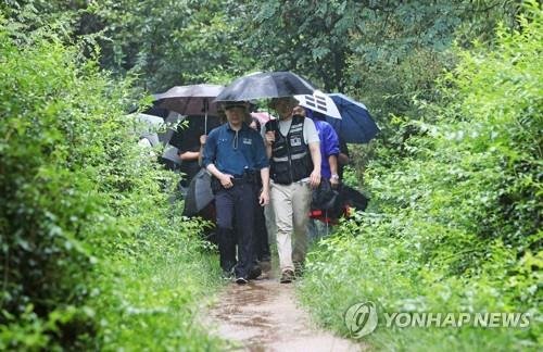 성폭행 현장을 점검하는 경찰들, 기사 내용과는 상관없음. (출처=연합뉴스)