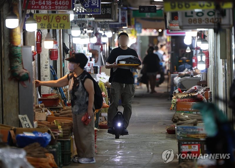 전동휠로 배달하는 식사 (출처=연합뉴스)