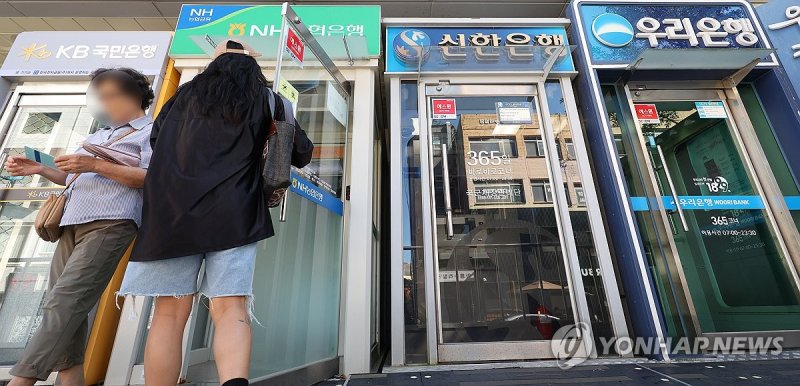 예금금리만 뚝뚝…은행 예대금리차 '공시 이래 최대' 속출 (출처=연합뉴스)