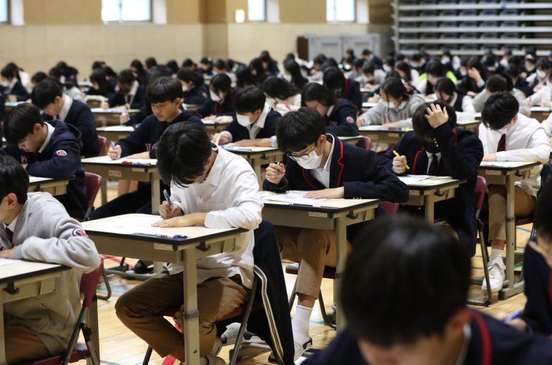 중간고사를 치르는 고교 1학년 학생들. (뉴스1DB) ⓒ News1 김영운 기자