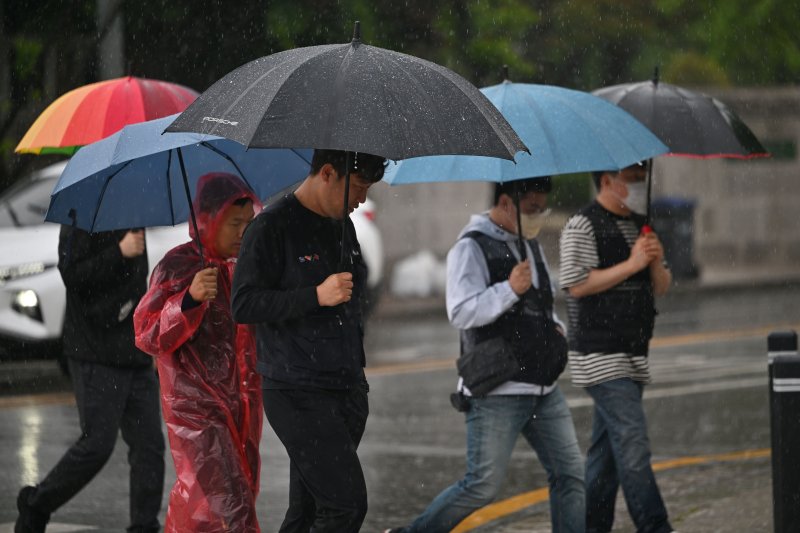 [광주=뉴시스] 이영주 기자 = 광주지역에 비가 내리는 1일 오후 광주 서구 광주시청 앞에서 시민들이 우산을 쓴 채 횡단보도를 건너고 있다. 2025.05.01. leeyj2578@newsis.com