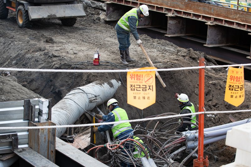 서울시내 한 공사 현장에서 근로자들이 작업을 하고 있다. 사진은 기사 내용과 관련 없음./뉴스1 ⓒ News1 유승관 기자