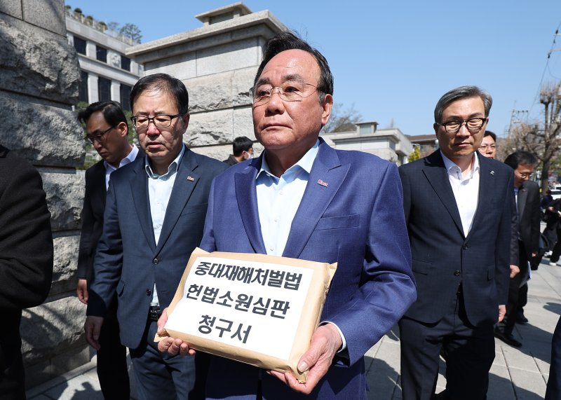 배조웅 중소기업중앙회 수석부회장과 정윤모 상근부회장 등이 서울 종로구 헌법재판소 앞에서 열린 중소기업·건설·경제단체 중대재해처벌법 헌법소원 청구 기자회견을 마치고 중대재해처벌법 헌법소원심판 청구서를 제출하기 위해 민원실로 향하고 있다. /뉴스1 ⓒ News1 김민지 기자