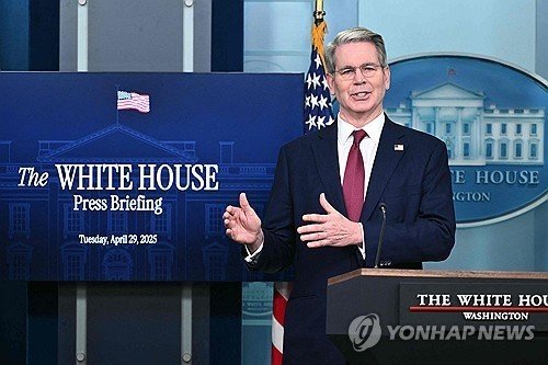 미국 백악관에서 출입기자들에게 무역정책에 대해 최근 설명하고 있는 스콧 베선트 재무장관.