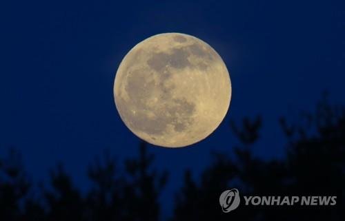 음력 기해년 섣달 보름달 (출처=연합뉴스)