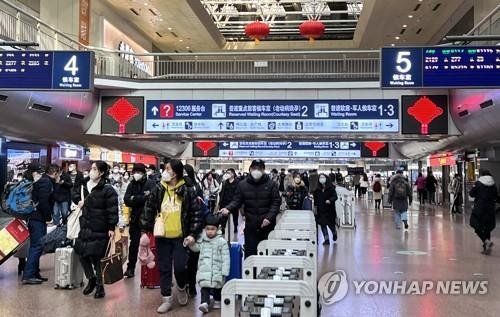 중국 춘제 앞두고 기차 기다리는 사람들 (출처=연합뉴스)