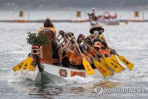 단오맞이 용선 경기하는 홍콩 시민들 (출처=연합뉴스)